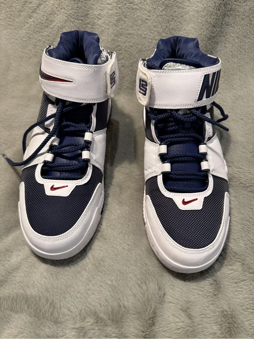 Nike LeBron Zoom 2 Midnight Navy Size 13M lightly worn no box